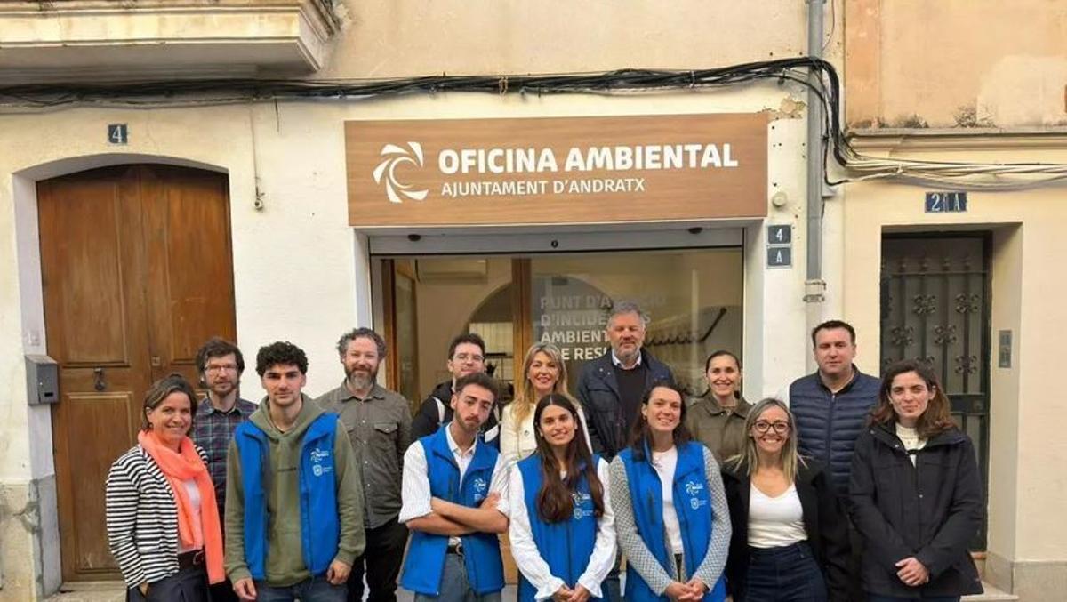 Die Gemeindeverwaltung klärt Anwohner im Umweltbüro über die neue Müllabholung auf