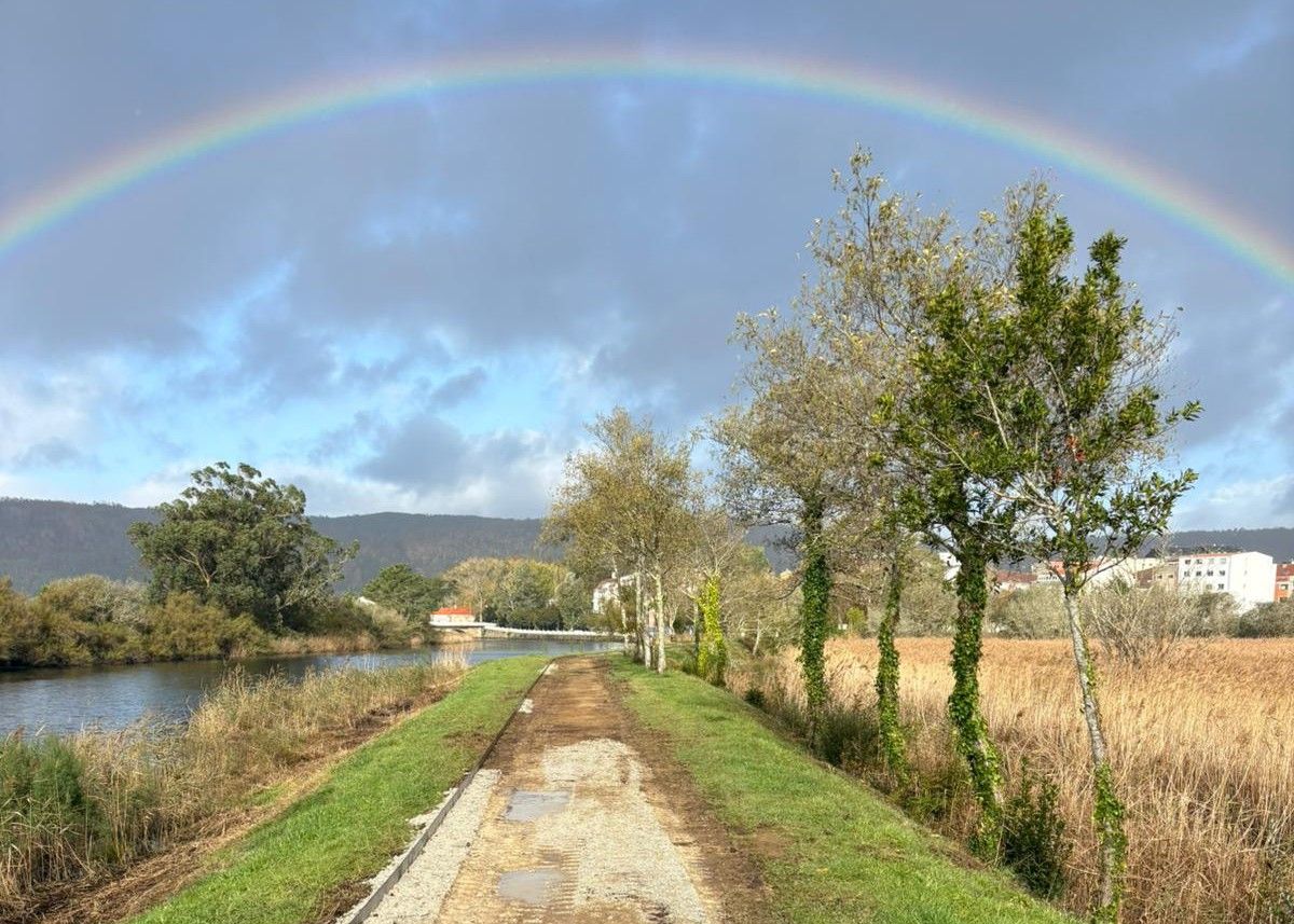 Obras da nova senda peonil á beira do Anllóns, en Ponteceso.
