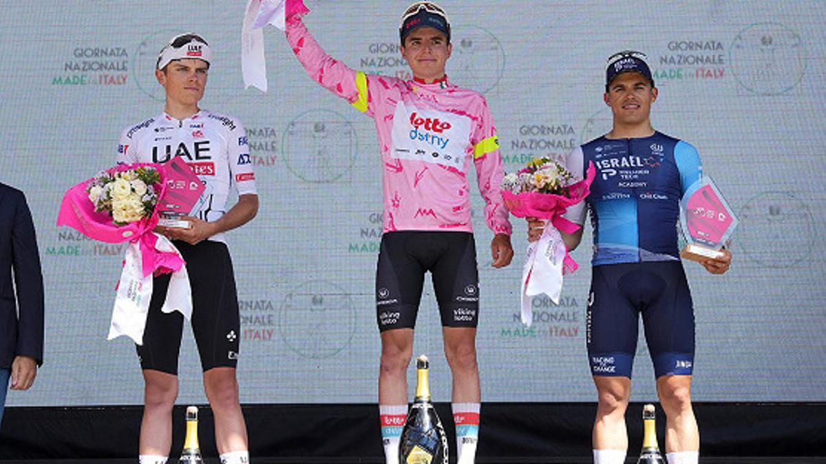Pau Martí, a la derecha, en el tercer podio del Giro sub-23.