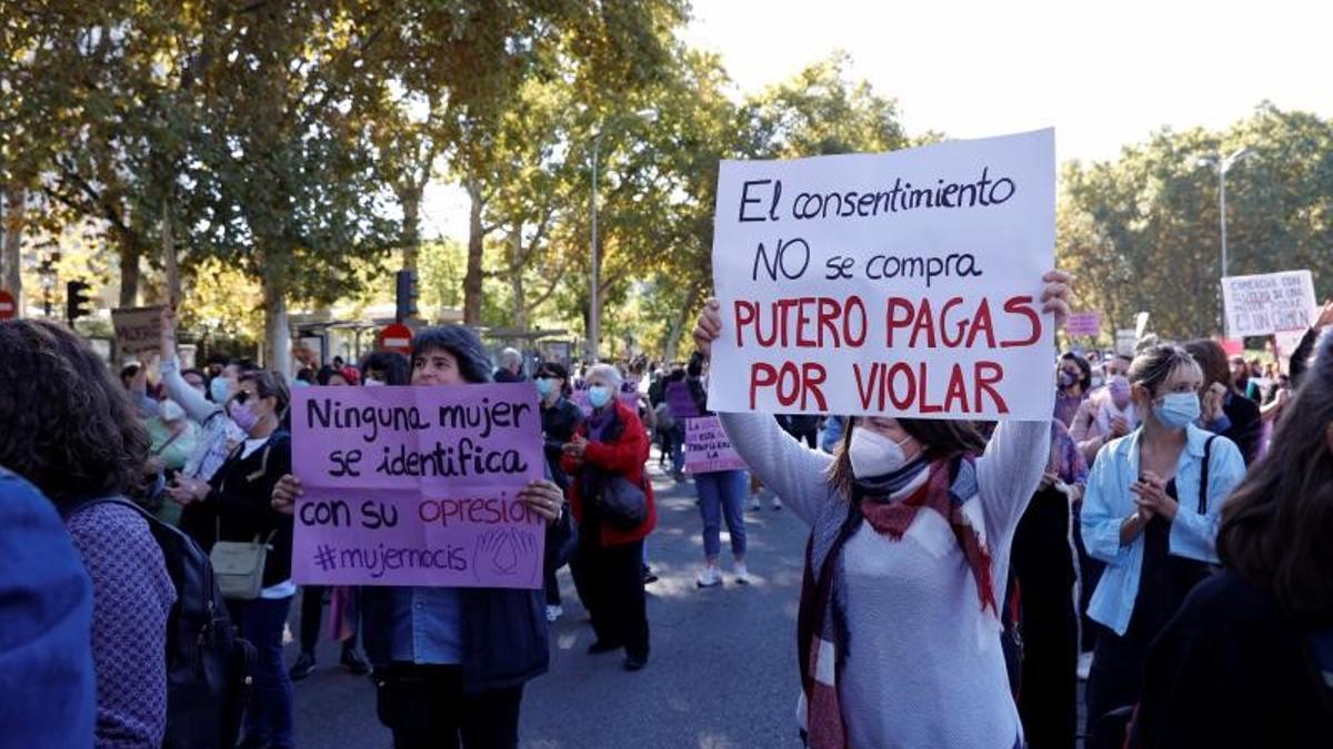 Varias mujeres participan en la manifestación convocada en Madrid por asociaciones feministas en defensa de los derechos de las mujeres, contra la ley trans que impulsa el Ministerio de Igualdad y a favor de abolir la prostitución, el pasado 23 de octubre de 2021 en Madrid.