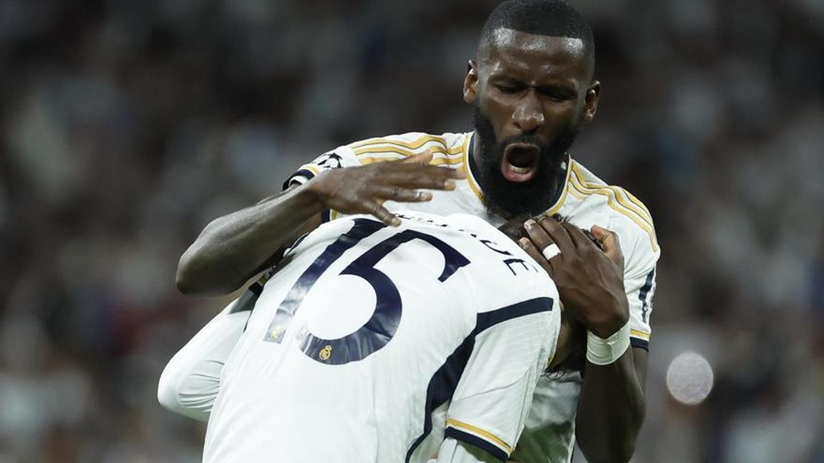 Antonio Rüdiger y Fede Valverde celebran el tercer gol del Real Madrid ante el Manchester City.