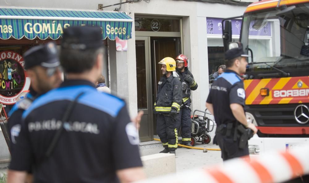 Los bomberos rescatan una niña y su padre en un incendio en un piso del Agra do Orzán