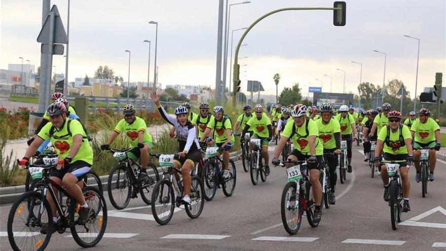 1.100 personas participan en la marcha solidaria &#039;Pedalea contra la leucemia&#039; de Badajoz