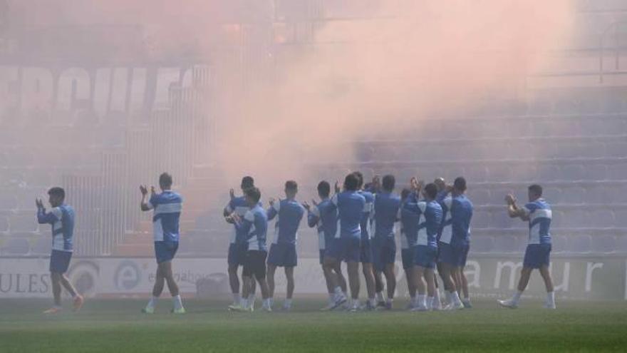 Los jugadores del Hércules, ayer, aplauden a los aficionados que acudieron al entrenamiento con bengalas.