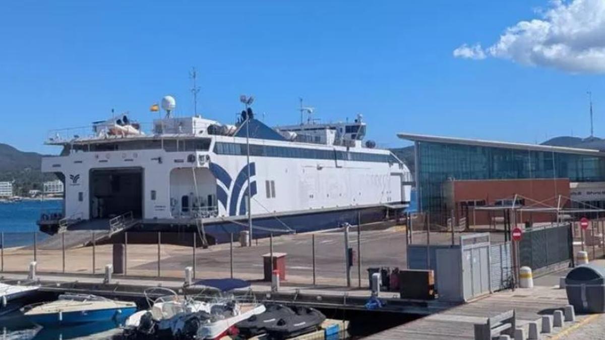 El 'Chenega' en el puerto de Sant Antoni