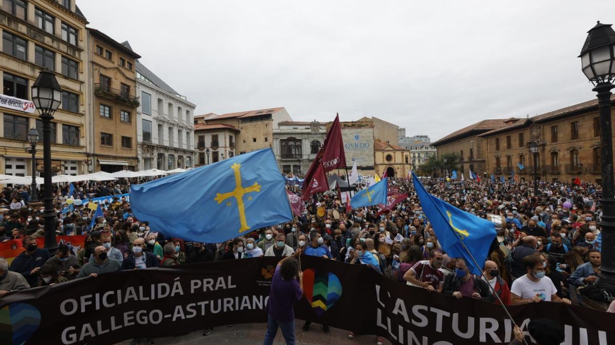 Los partidarios de la cooficialidad del asturiano se manifiestan en Oviedo