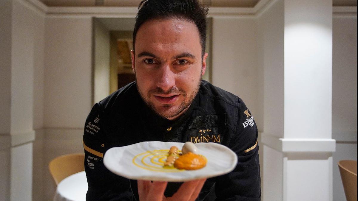 Arnau Casadevall, del restaurant Divinum de Girona, mostra les postres per les quals ha estat guardonat a Madrid.