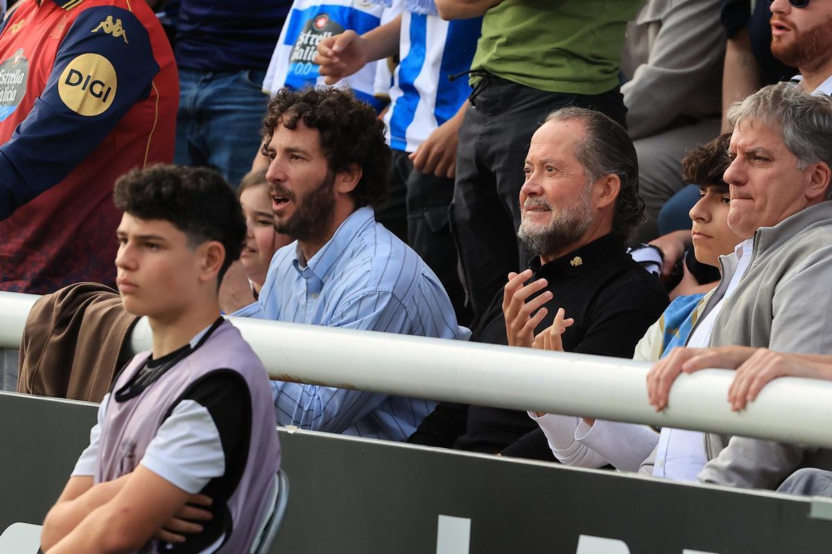 Juan Carlos Escotet sigue el partido ante el Burgos desde la grada