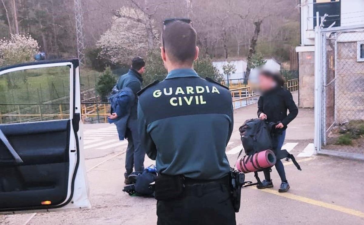 Un agente de la Guardia Civil, en uno de los rescates de senderistas en Sanabria.