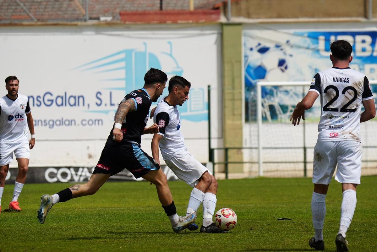 Lance del pasado derbi entre el CD Pozoblanco y el Ciudad de Lucena.