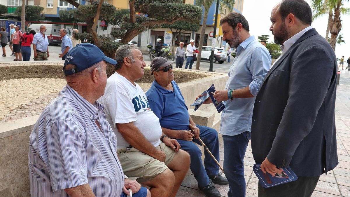 José Ramón Carmona y Borja Ortiz hacen campaña, en Rincón de la Victoria, por el tercer carril de la A-7.