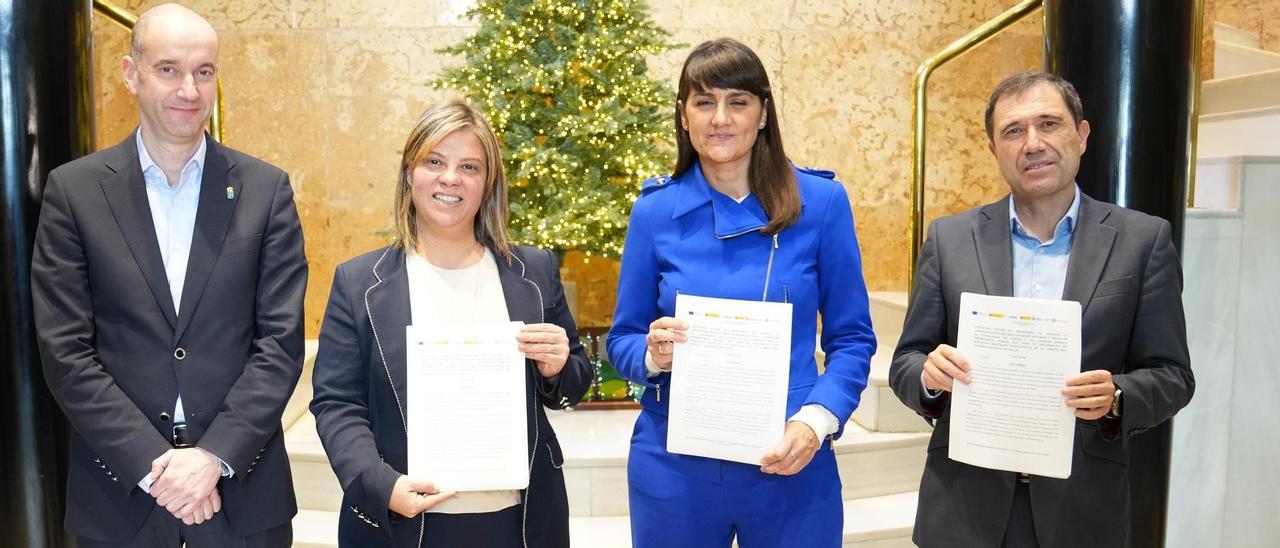 En la imagen (de izqda. a dcha.):  el viceconsejero de Política Sanitaria, Pablo García; la vicepresidenta del Principado, Gimena Llamedo; la secretaria de Estado de Digitalización e Inteligencia Artificial, María González Veracruz, y el secretario general de Salud Digital, Información e Innovación del Sistema Nacional de Salud, Juan Fernando Muñoz.