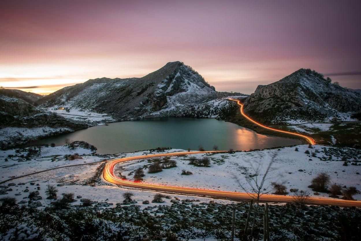 Los Lagos de Covadonga cubiertos de nieve en invierno