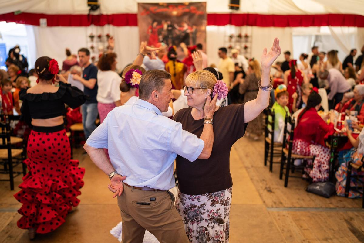 Ambiente en la Feria de Abril de Barcelona, en el recinto del Fòrum, durante la jornada del Primero de Mayo. El evento encara este viernes su último fin de semana de actividad antes de la clausura. Ambiente en la Feria de Abril de Barcelona, en el recinto del Fòrum, durante la jornada del Primero de Mayo. El evento encara este viernes su último fin de semana de actividad antes de la clausura.
