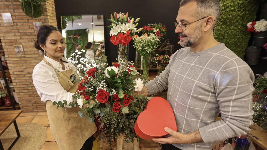 Los regalos de San Valentín pierden fuerza en favor de las cenas románticas en Alicante