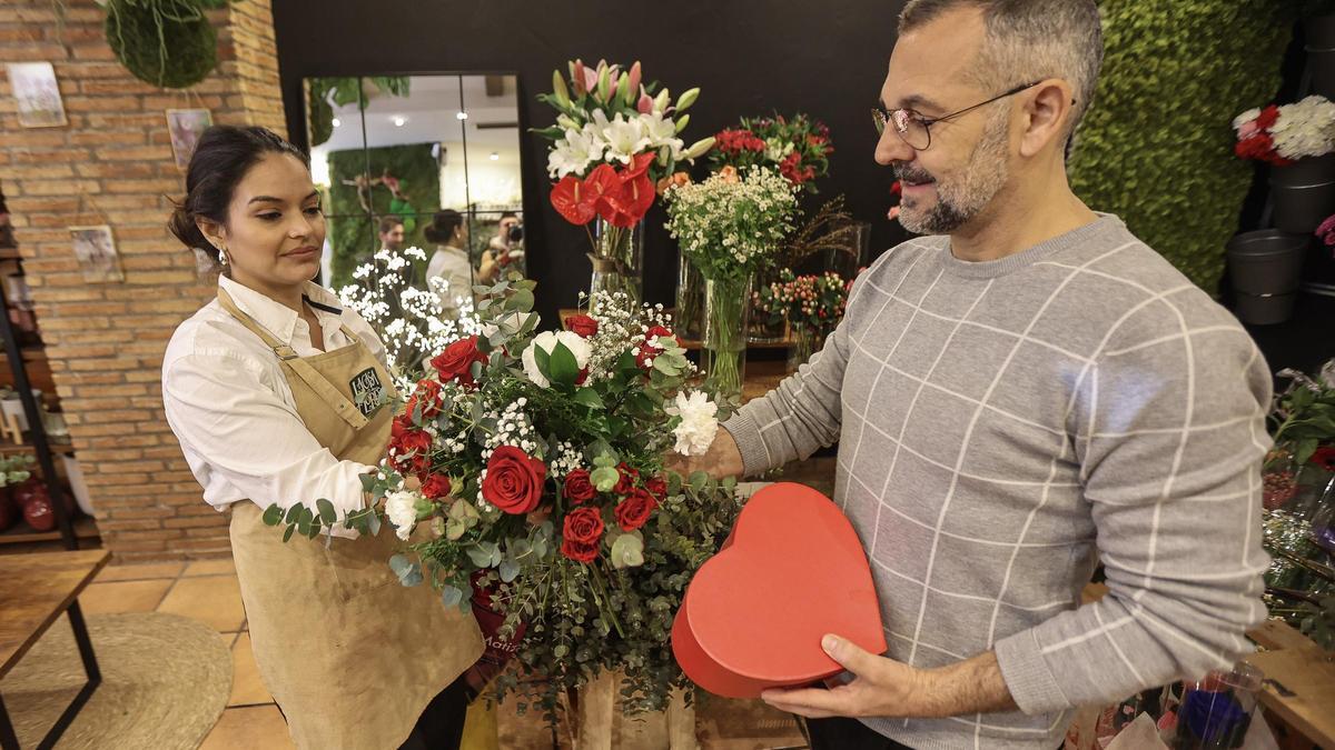 La florista Virginia Parodi muestra un ramo de rosas preparado para San Valentín.