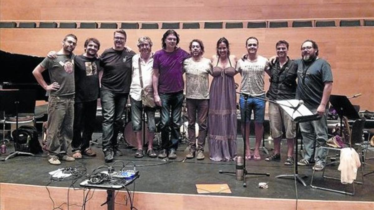 Colaboración 8T La Girona Jazz Project, con un Adrià Puntí (quinto por la izquierda), en un ensayo.