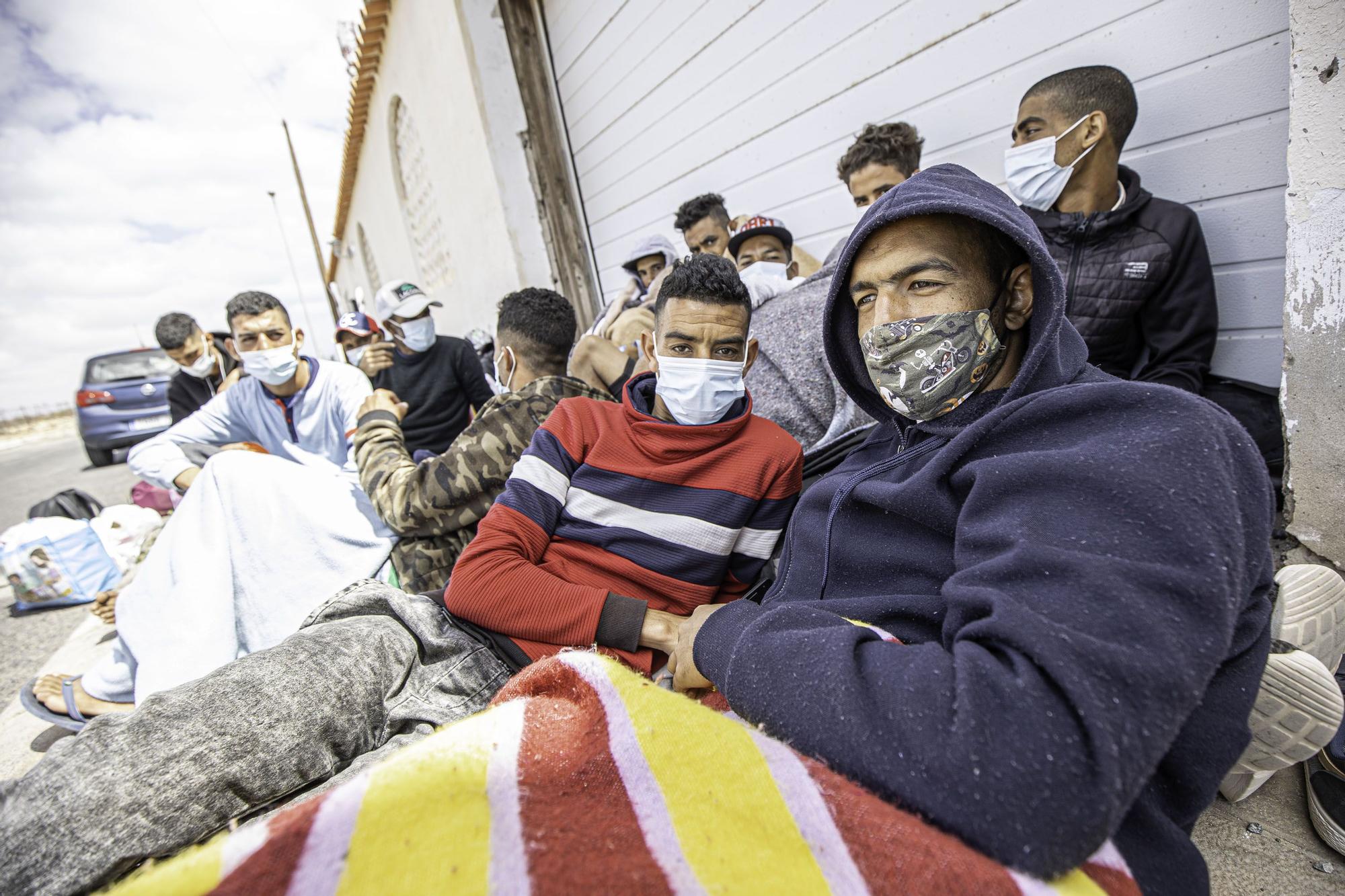 Migrantes fuera del CIE El Matorral en Fuerteventura