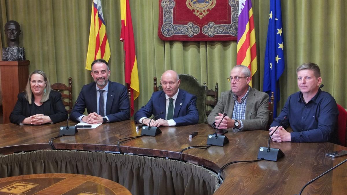 Las autoridades autonómicas y municipales han presentado las nuevas promociones este jueves en Sóller.
