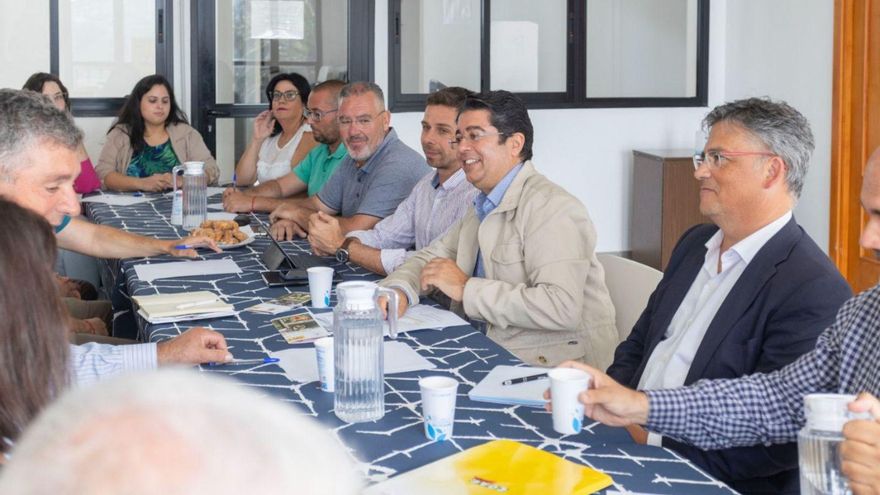 Un momento de la reunión entre representantes del sector primario y el presidente del Cabildo, Pedro Martín.