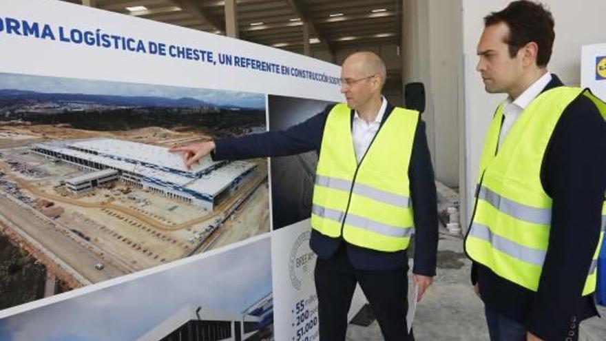 El director territorial de Lidl Grischa Voss y el alcalde de Cheste, José Morell, ayer.