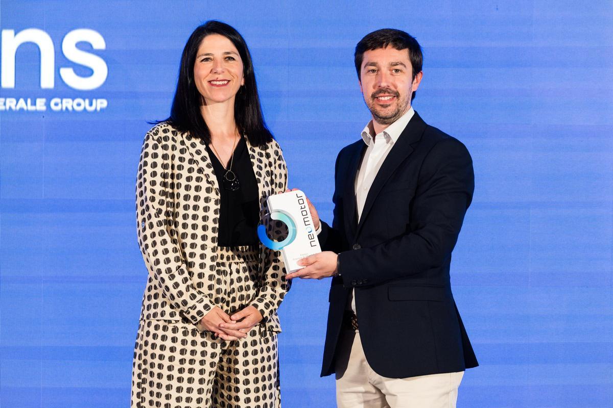 Clara Santos, directora general de Ayvens España, recibe el Premio a la Mejor Empresa de Movilidad, otorgado por Francisco Rubio Carmona, responsable de Desarrollo de Negocio en Nuevas Energías de Moeve
