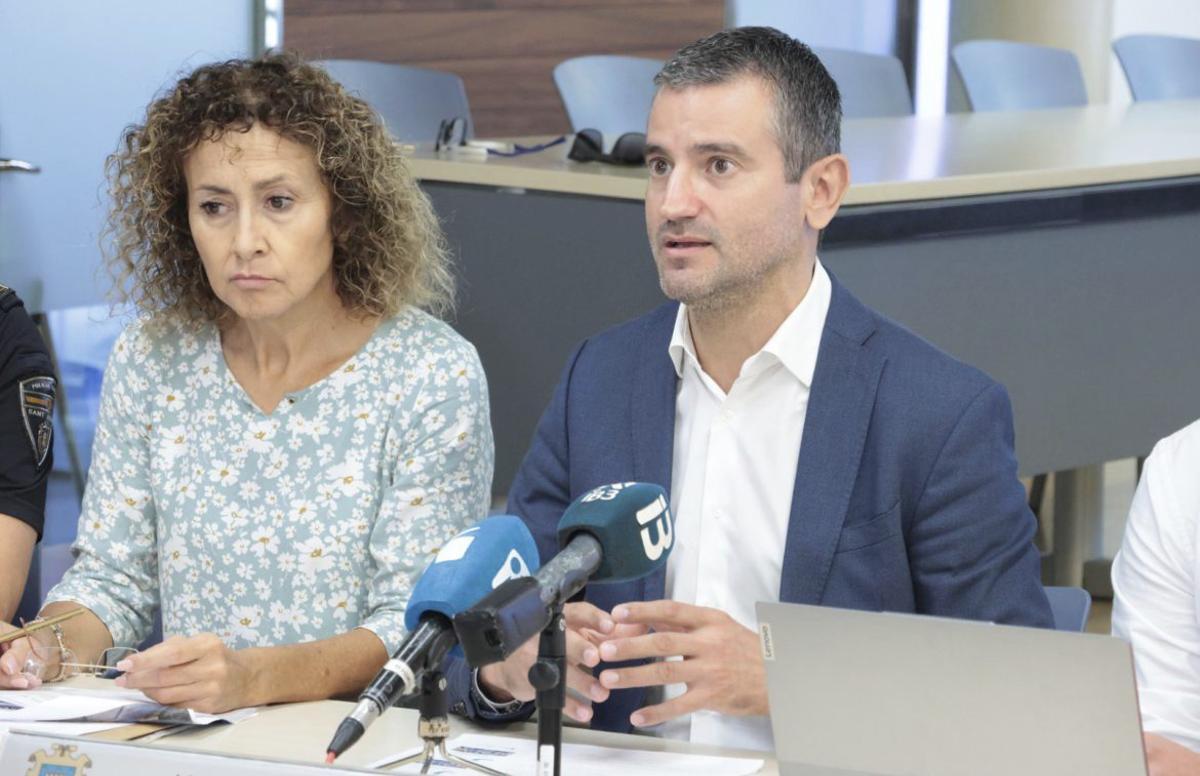La concejala de Seguridad Ciudadana, Neus Mateu, junto al alcalde, Marcos Serra.