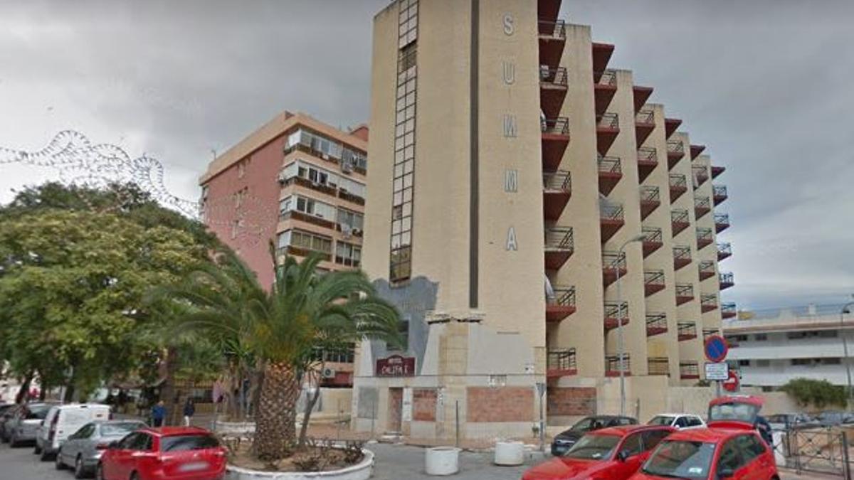 El hotel Califa se encuentra vallado y tapiado para evitar accidentes y que sirva de refugio a los okupas.