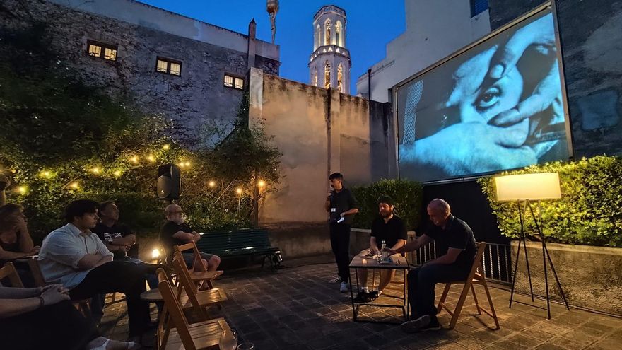 Una nit &quot;buñuelesca&quot; regada amb cava rosat, al cor del temple dalinià