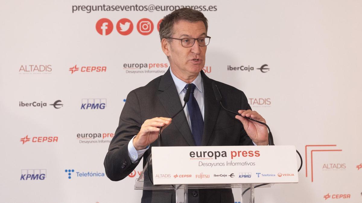 El presidente del PP, Alberto Núñez Feijóo, presenta a la presidenta del Govern balear, en un Desayuno Informativo de Europa Press, en el Rosewood Villa Magna, a 16 de octubre de 2023, en Madrid (España).