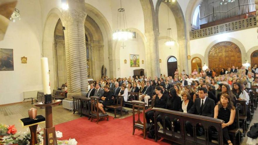 El funeral por Miguel Ángel Conde, con la familia en el primer banco de la derecha.