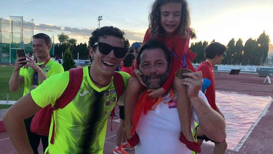 Tomás Fandiño junto a su atleta Juan González y a una de sus hijas, Chiara. // FdV