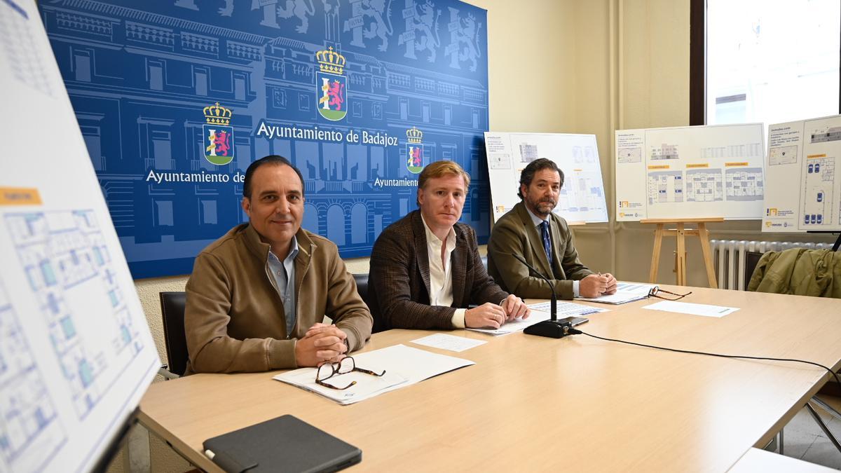 Eladio Buzo, concejal de Inmuba, con el alcalde Ignacio Gragera y Luis Chacón, gerente de la inmobiliaria municipal.