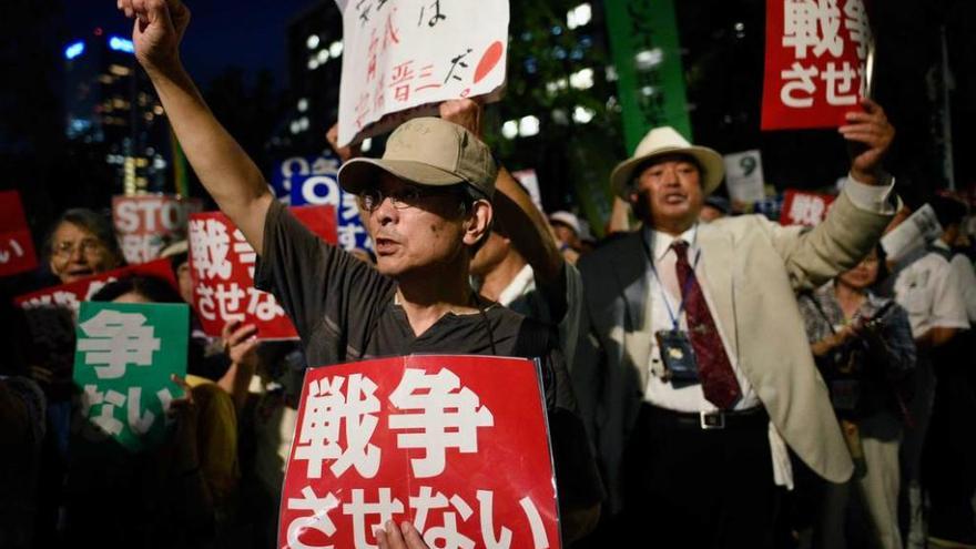 Protesta en Tokio contra la reforma militarista de la Constitución.