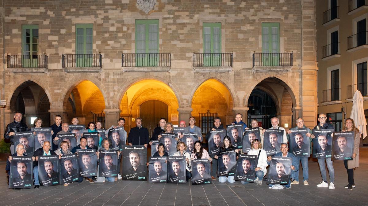 Foto grupal de la penjada de cartells de Junts per a les eleccions municipals del 28 de maig