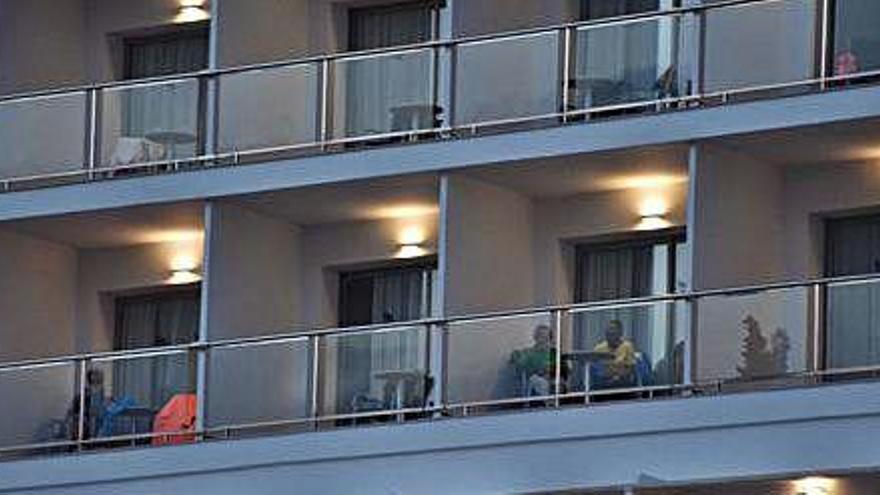 Turistas en las terrazas de sus habitaciones en un hotel de es Viver el pasado octubre.