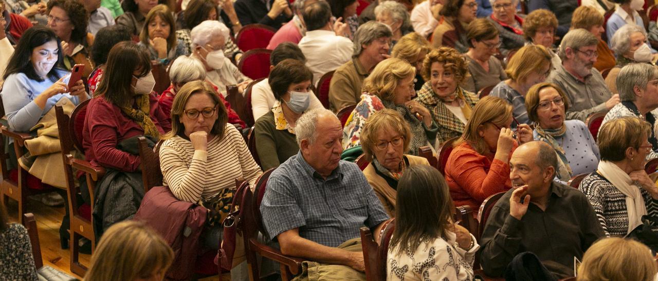 Público en el teatro Palacio Valdés en una pasada representación.