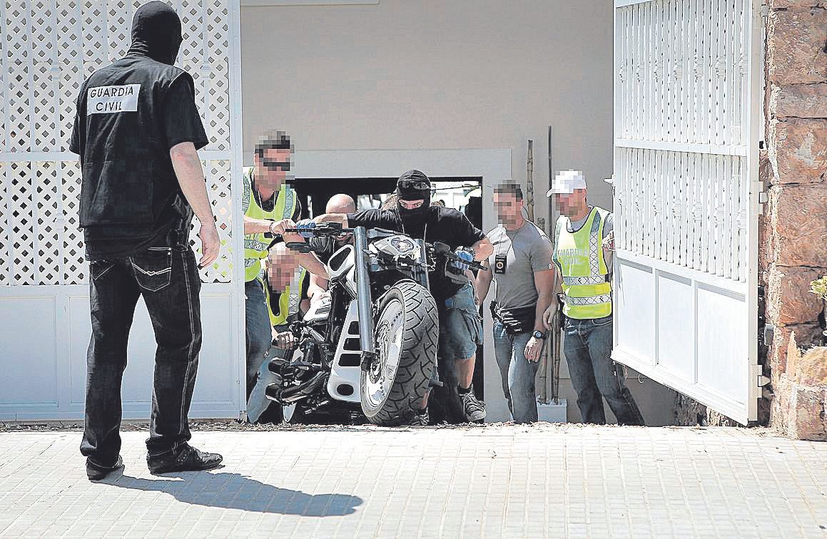 Efectivos del instituto armado sacan motocicletas intervenidas de uno de los garajes de la mansión de la banda motera.