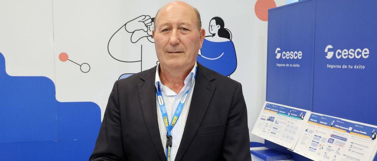 Rafael Estévez, ayer en el stand de Cesce.  | // M.G.B.