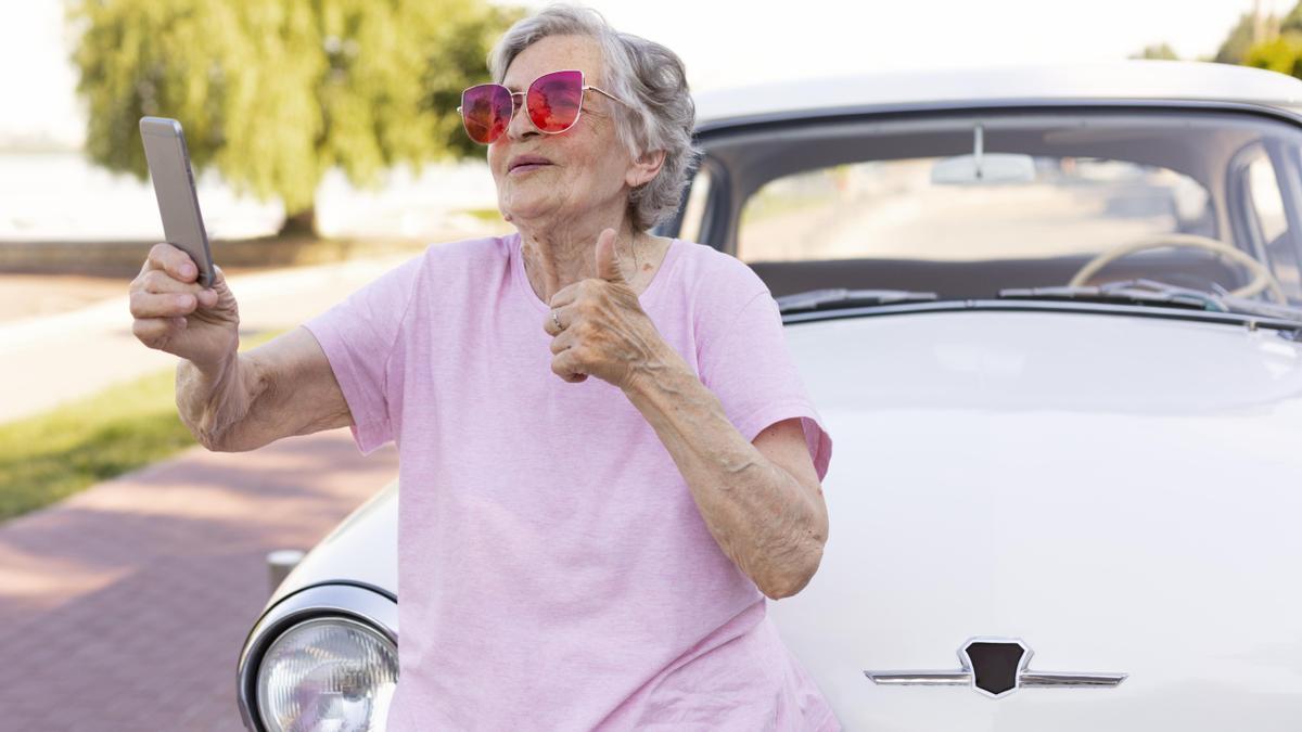 La DGT revisará los plazos y pruebas psicofísicas en la renovación del carnet de conducir para mayores de 65 años