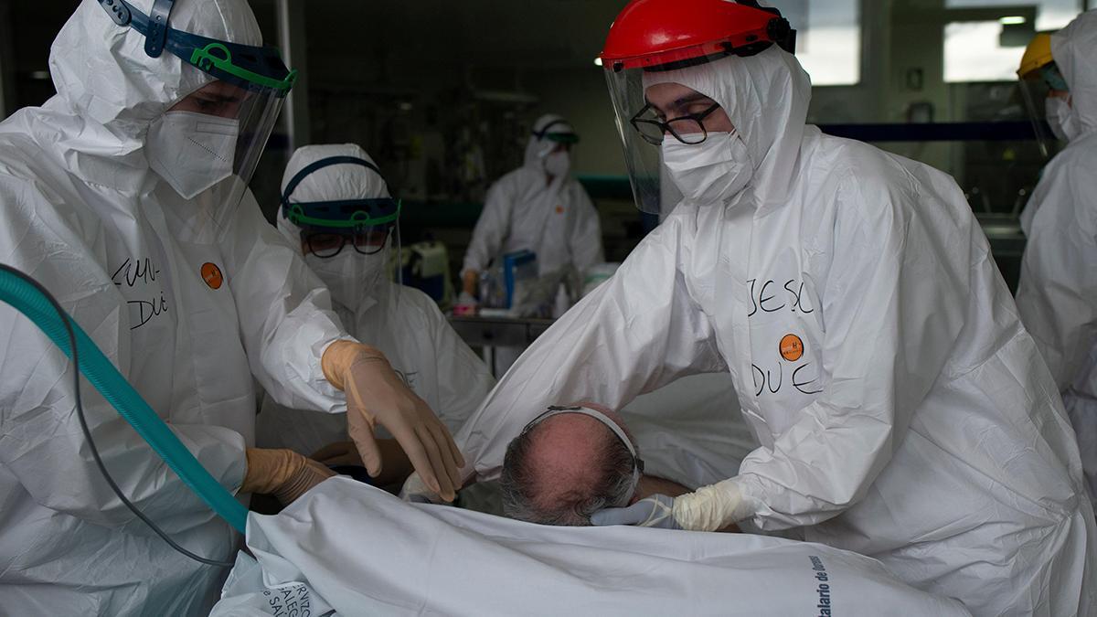 Un paciente, atendido en una uci del hospital de Ourense