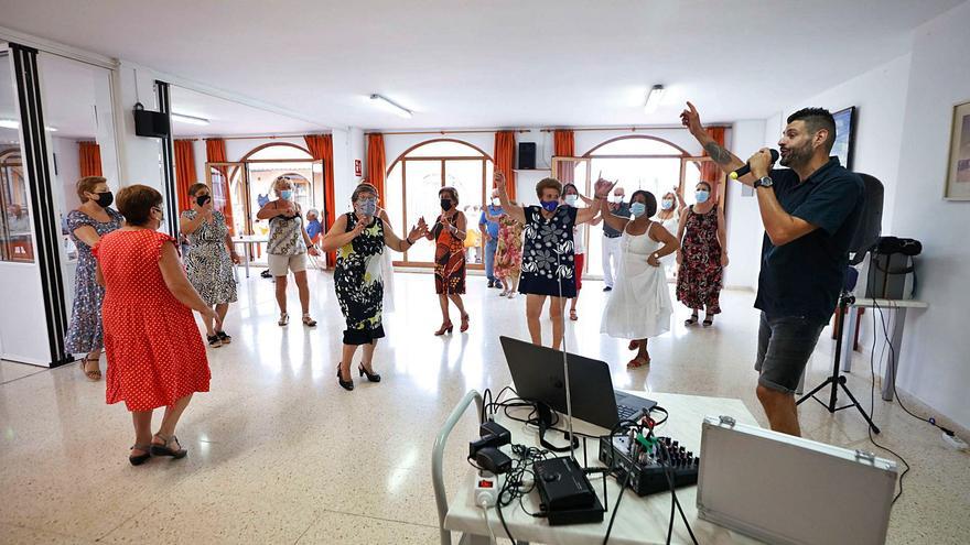 Los mayores recuperan su fiesta con ganas, pero «sin bailar agarrados»