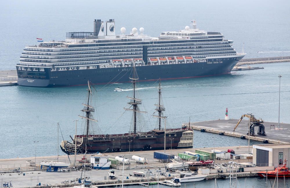 El Westerdam, repleto de norteamericanos y argentinos, hace escala en la estación marítima y llena de turistas el Castillo, bares y terrazas, y las tiendas