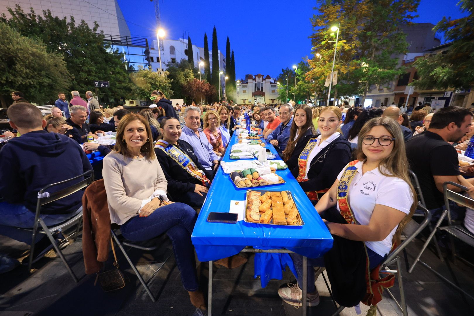 Búscate en la galería de fotos del 'sopar de pa i porta' en las fiestas de Almassora