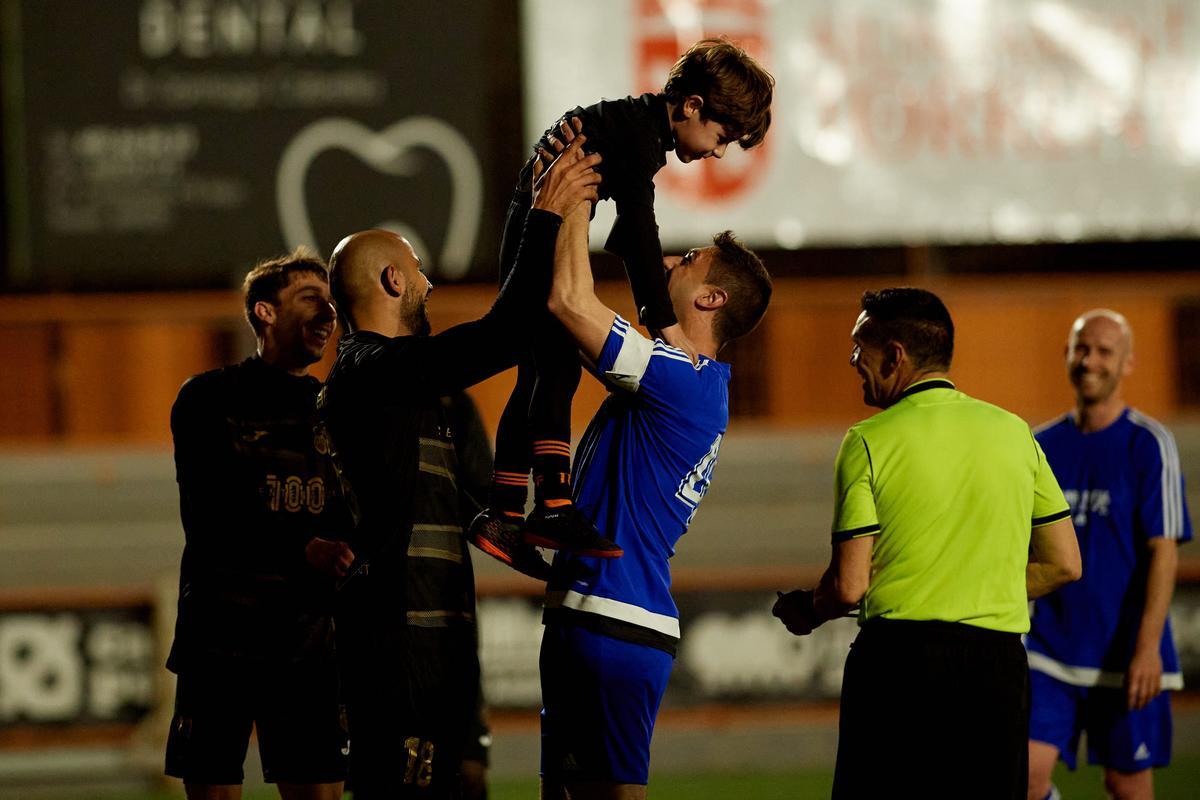 Jesús Galindo felicita a su hijo tras marcar el penalti.