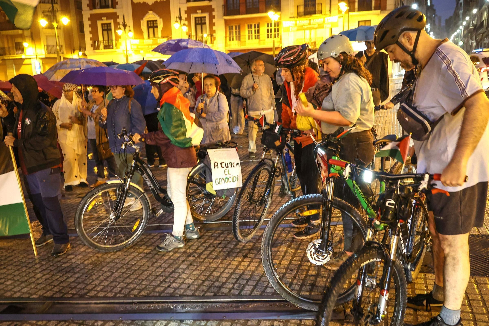 Alcoy se moviliza bajo la lluvia: concentración y marcha ciclista en apoyo al pueblo palestino