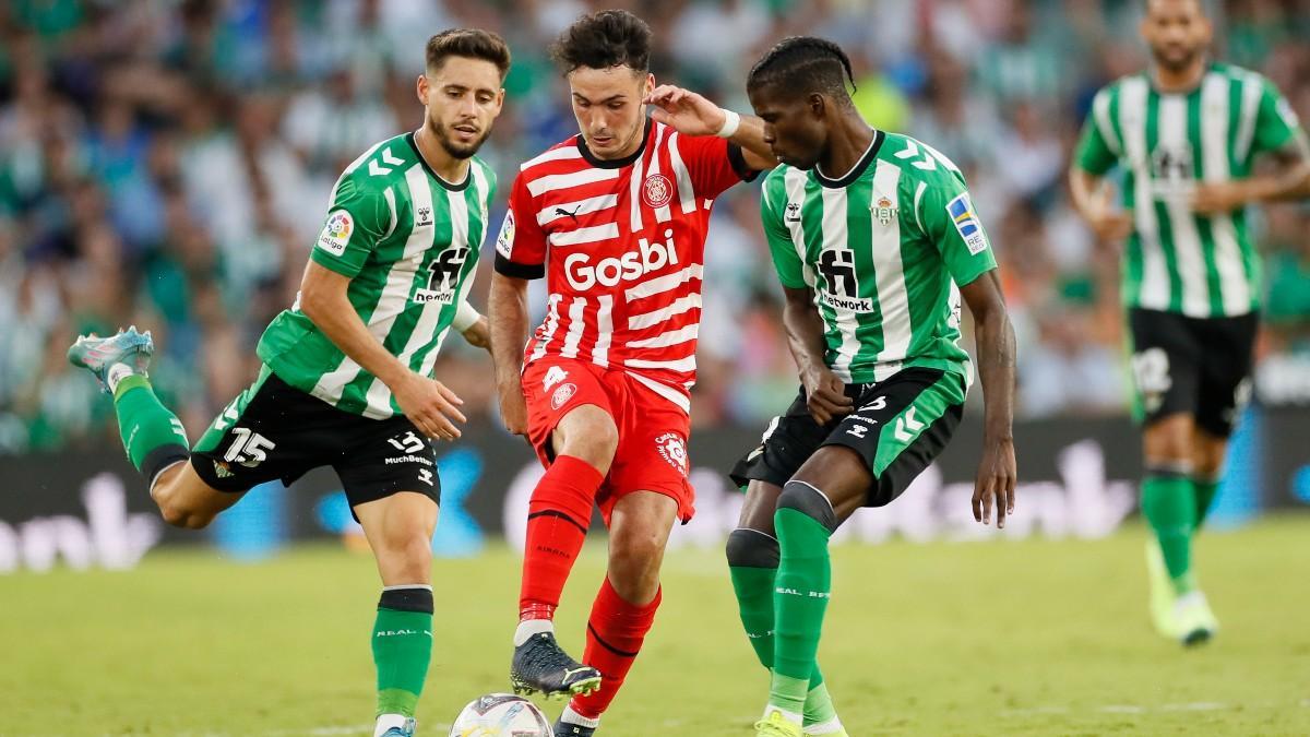 El defensa del Girona, Arnau Martínez, controla el balón ante los jugadores del Betis