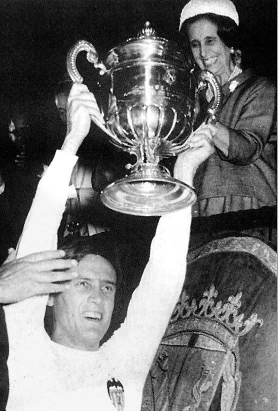 Roberto Gil, con la Copa del 67