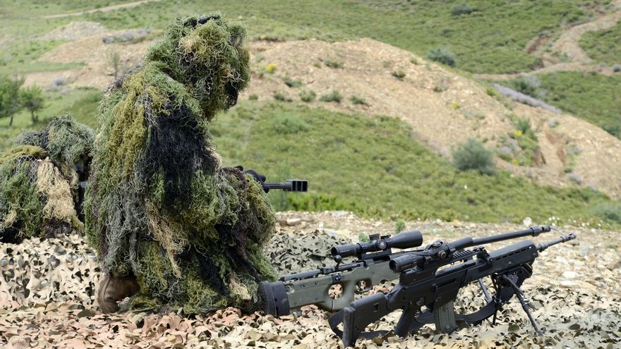 Incendi de vegetació a la base militar de Sant Climent Sescebes