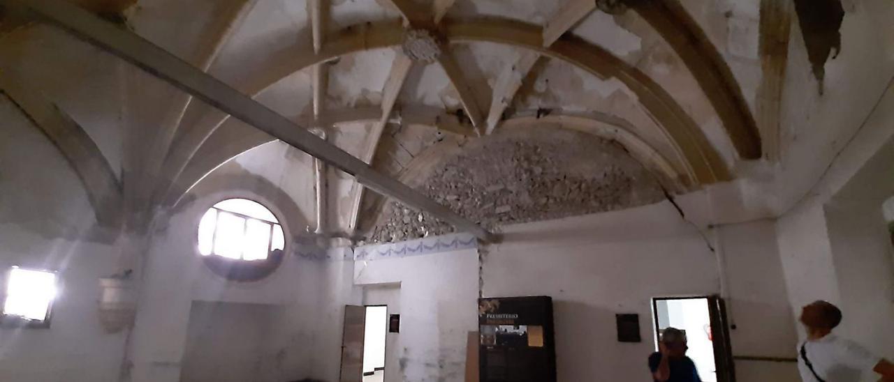 Estado de deterioro en el que se encuentra el interior del convento de las Clarisas, con muros agrietados, techos derruidos y bóvedas casi desaparecidas. | INFORMACIÓN/ANTONIO AMORÓS